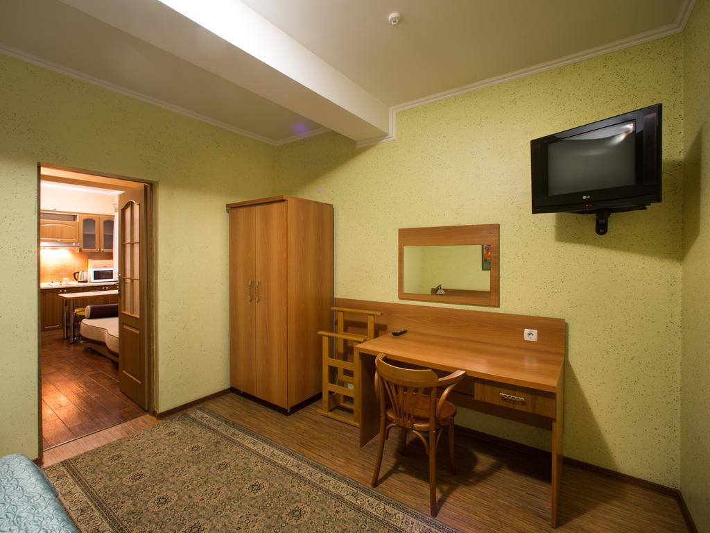 Gala Hotel Kamianets-Podilskyi Room photo