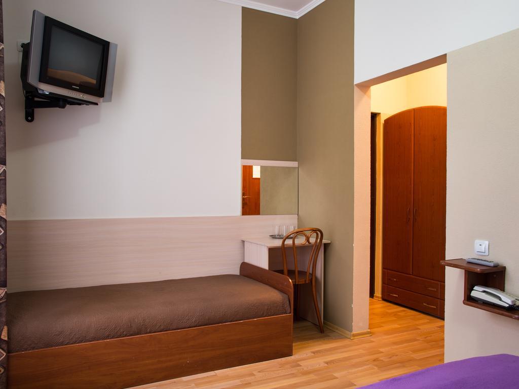 Gala Hotel Kamianets-Podilskyi Room photo