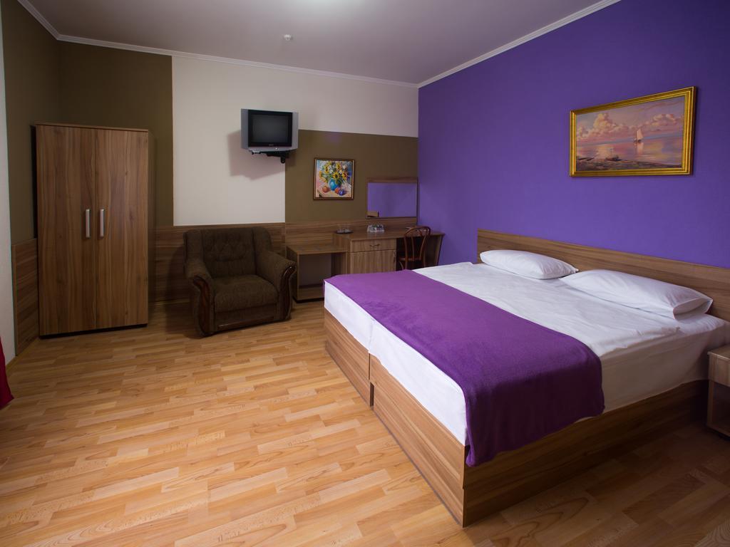 Gala Hotel Kamianets-Podilskyi Room photo